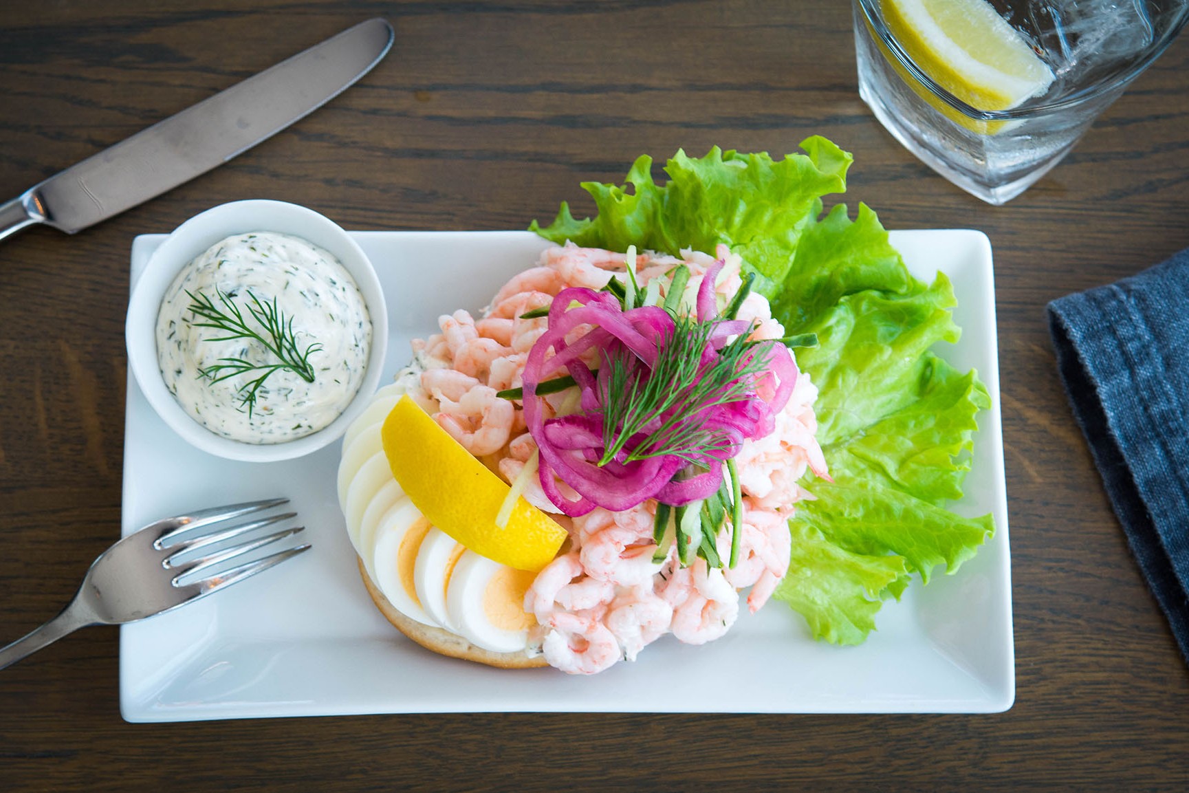 Skärets berömda räkmacka av färska råvaror och räkor från havet, serveras med surdegsbröd och dill.