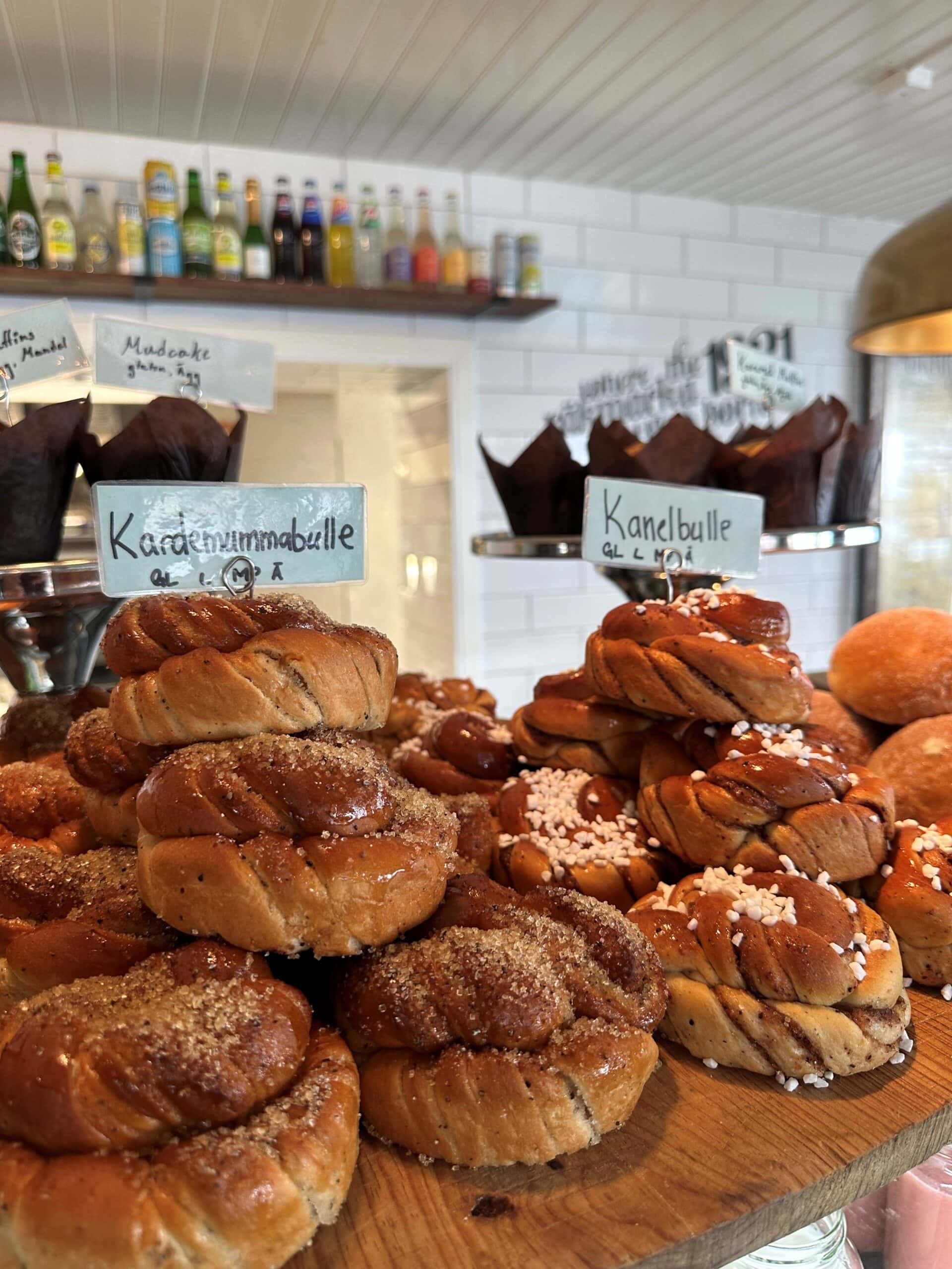 Skärets Krog – Bakverk och bullar Färska kanelbullar och kanelknutar på ett café i Skärets Krog.
